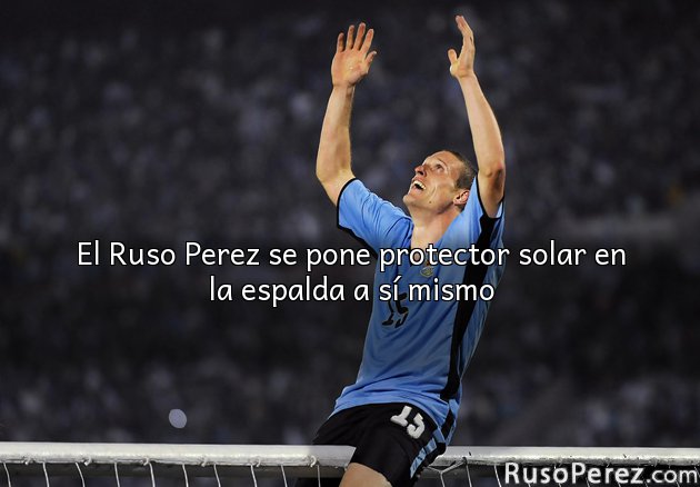 El Ruso Perez se pone protector solar en la espalda a sí mismo